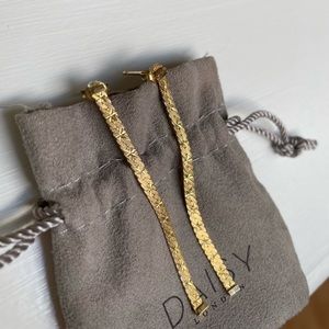 Estée Lalonde x Daisy snake chain drop earrings
